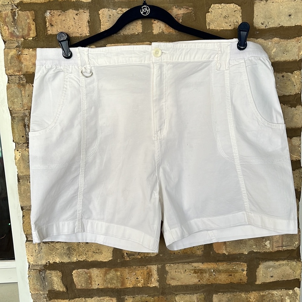 Caribbean Joe White Walking Shorts. Size 16. EUC